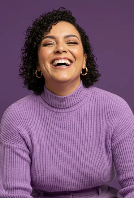 Vendedora sorrindo, usuária do app Multiplik